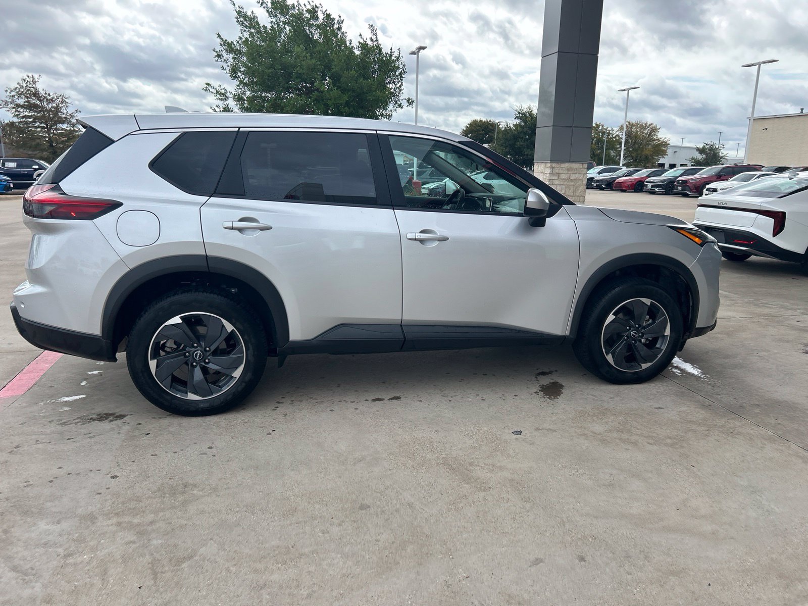 Used 2024 Nissan Rogue SV FWD image 9