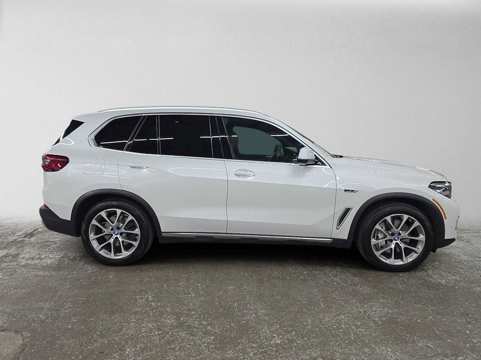 Used 2022 BMW X5 xDrive45e w/ Climate Comfort Package AWD/4WD image 2