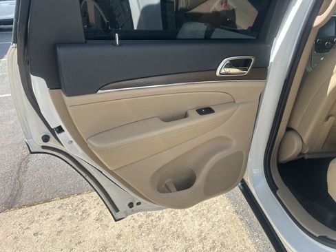 Used 2016 Jeep Grand Cherokee Limited AWD/4WD image 17