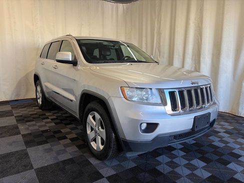 Used 2011 Jeep Grand Cherokee Laredo image 3