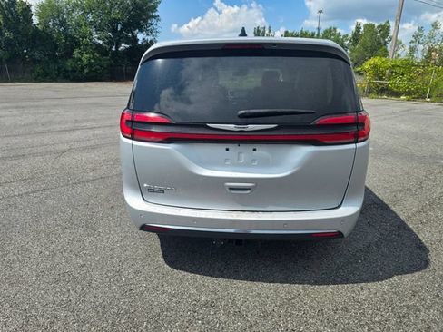 Used 2024 Chrysler Pacifica Touring-L FWD image 5