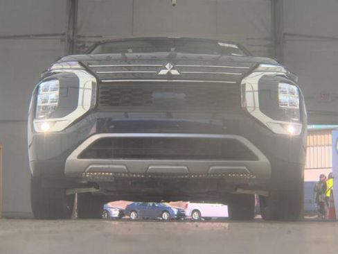 Used 2023 Mitsubishi Outlander SE image 3