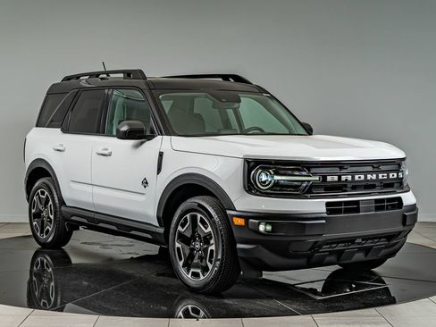 Used 2023 Ford Bronco Sport Outer Banks w/ Tech Package AWD/4WD image 3