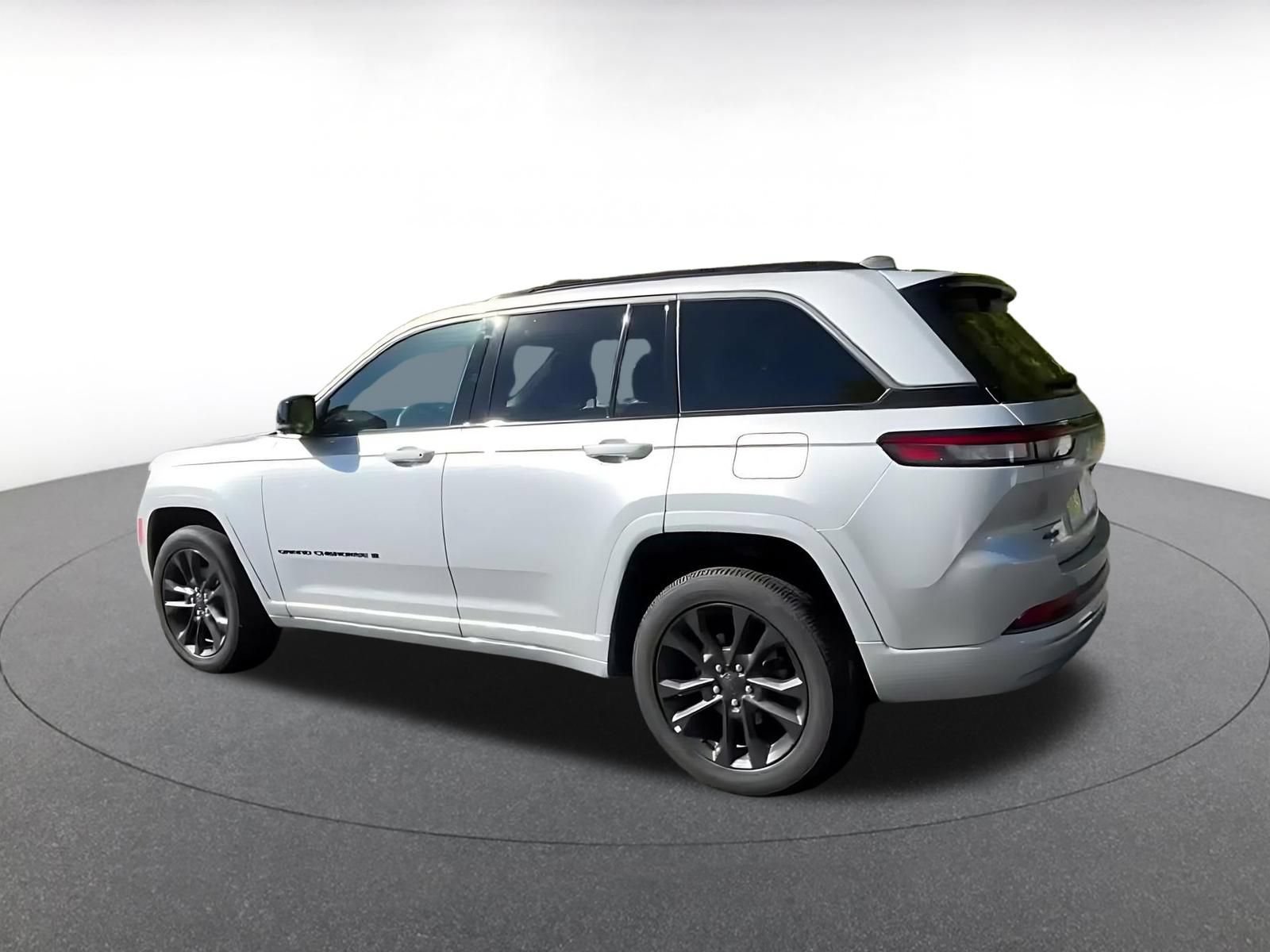 Used 2026 Jeep Grand Cherokee Limited AWD/4WD image 9