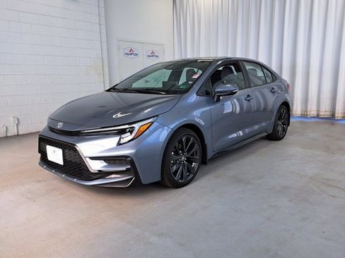 Used 2025 Toyota Corolla SE w/ SE Premium Package image 2