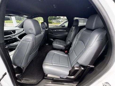 Used 2023 Buick Enclave Essence image 7