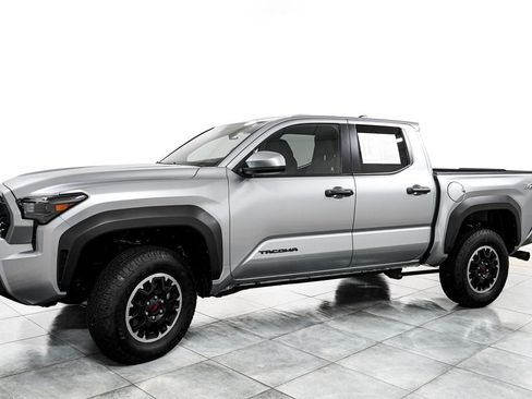 Used 2025 Toyota Tacoma TRD Off-Road AWD/4WD image 4