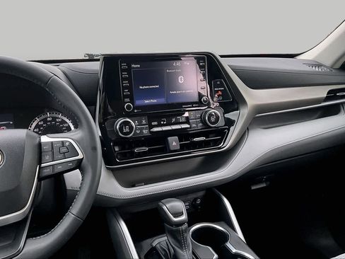 Used 2022 Toyota Highlander LE FWD image 7