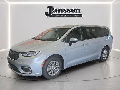 Used 2023 Chrysler Pacifica Touring-L