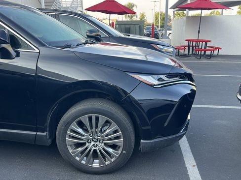 Used 2022 Toyota Venza XLE image 6