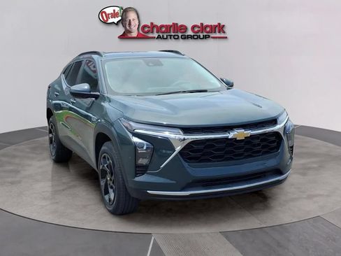 Used 2025 Chevrolet Trax LT FWD image 7