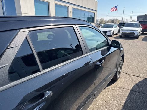 Used 2023 Kia Niro EX image 8
