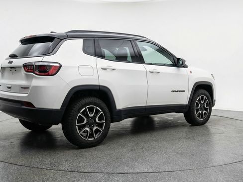 Used 2025 Jeep Compass Trailhawk image 9