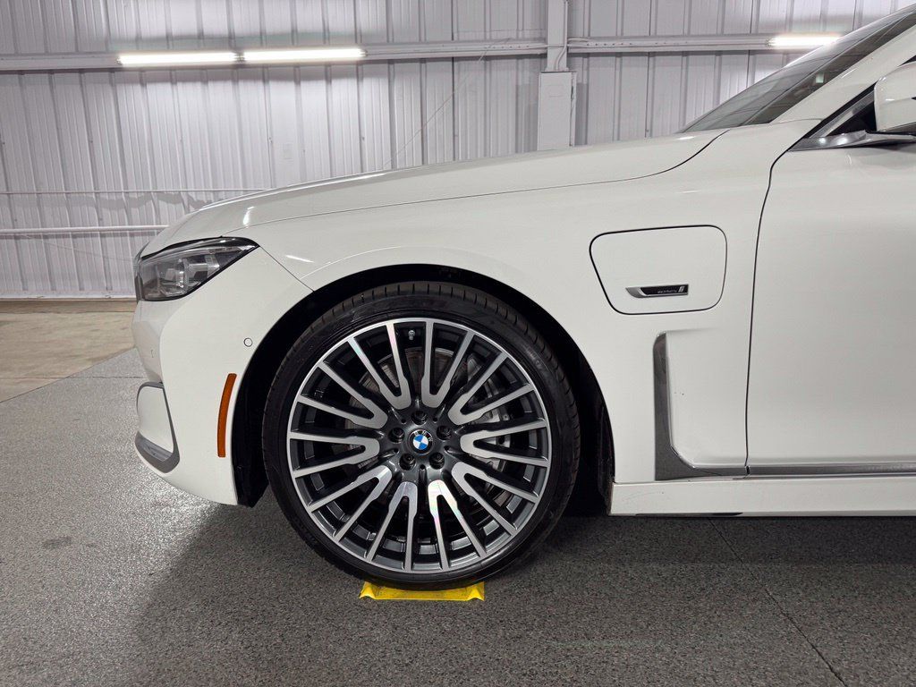 Used 2022 BMW 745e xDrive AWD/4WD image 16