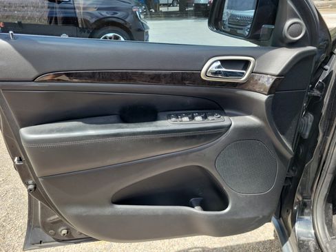 Used 2013 Jeep Grand Cherokee Laredo RWD image 16