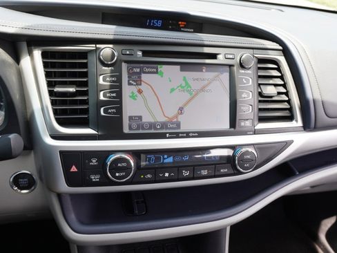 Used 2019 Toyota Highlander XLE FWD image 16
