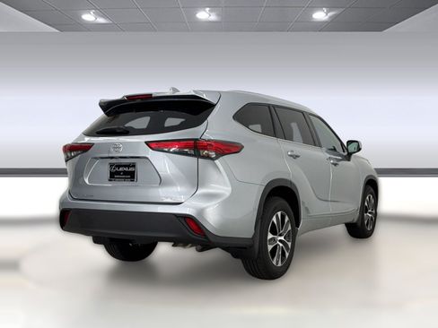 Used 2020 Toyota Highlander XLE AWD/4WD image 9