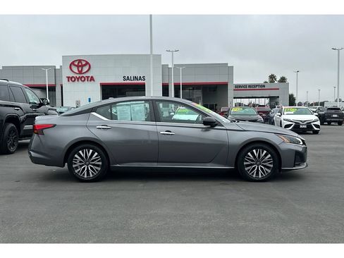 Used 2024 Nissan Altima 2.5 SV FWD image 3
