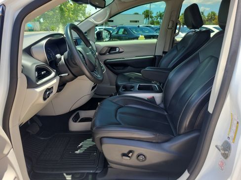 Used 2023 Chrysler Pacifica Touring-L FWD image 21