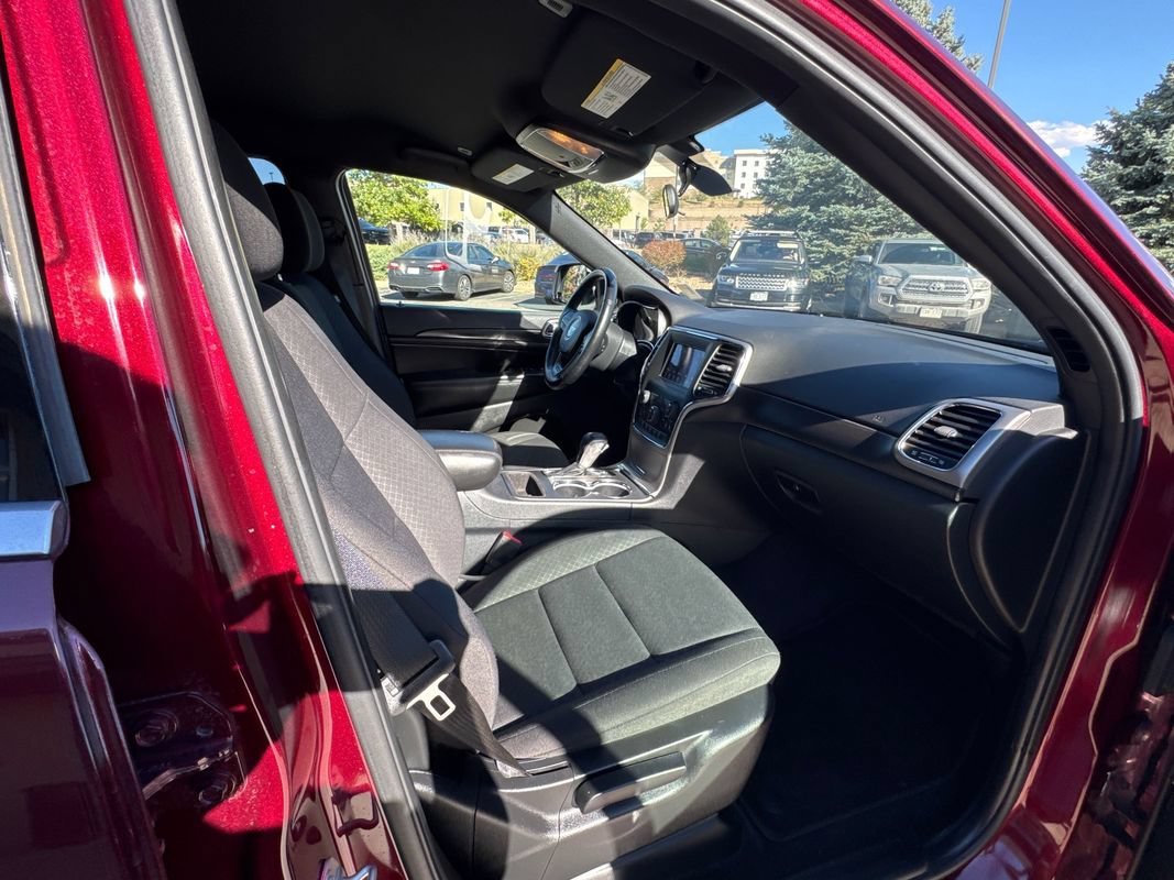 Used 2018 Jeep Grand Cherokee Laredo AWD/4WD image 19