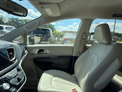 Used 2018 Chrysler Pacifica Touring-L image 22