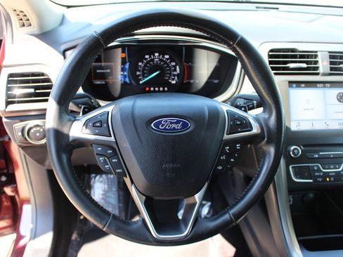 Used 2017 Ford Fusion SE w/ Fusion SE Technology Package FWD image 20