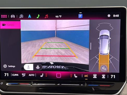 Used 2025 Volkswagen Tiguan SE image 13