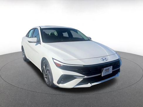 Used 2025 Hyundai Elantra Limited image 3