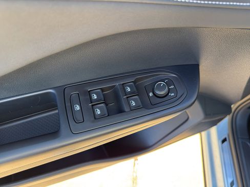 New 2026 Volkswagen Taos SE FWD image 10