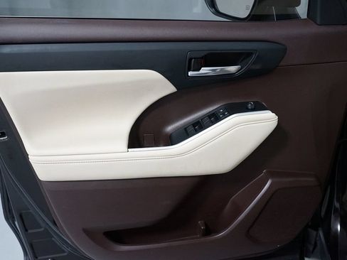 Certified 2021 Toyota Highlander XLE FWD image 30