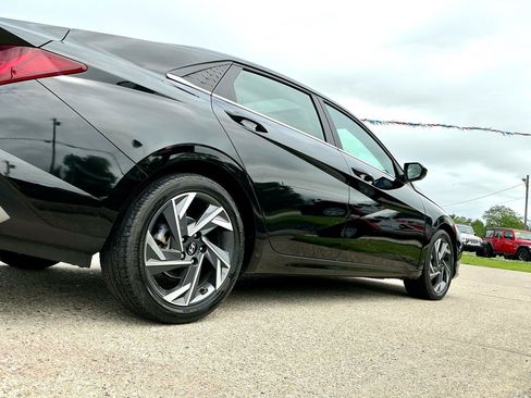 Used 2025 Hyundai Elantra SEL FWD image 29