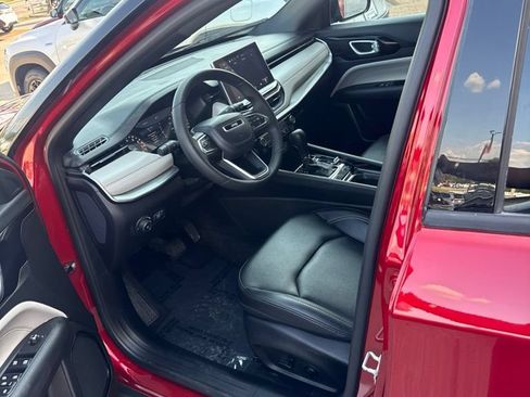 Used 2025 Jeep Compass Limited AWD/4WD image 4