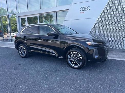 Used 2025 Audi Q5 Premium Plus w/ Premium Plus AWD/4WD image 2