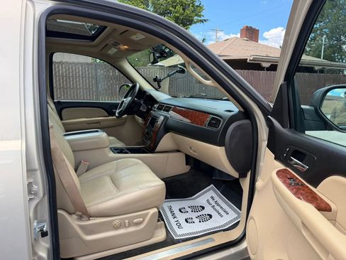 Used 2007 Chevrolet Suburban LTZ w/ LTZ Preferred Equipment Group AWD/4WD image 14