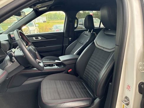 Used 2025 Ford Explorer ST-Line w/ ST-Line Street Pack image 21