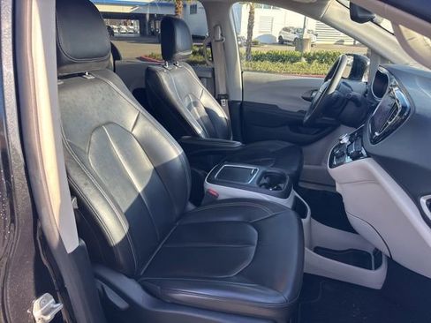 Used 2023 Chrysler Pacifica Touring-L image 9