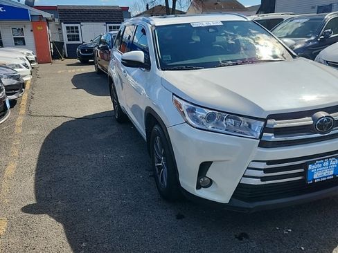 Used 2018 Toyota Highlander XLE AWD/4WD image 3