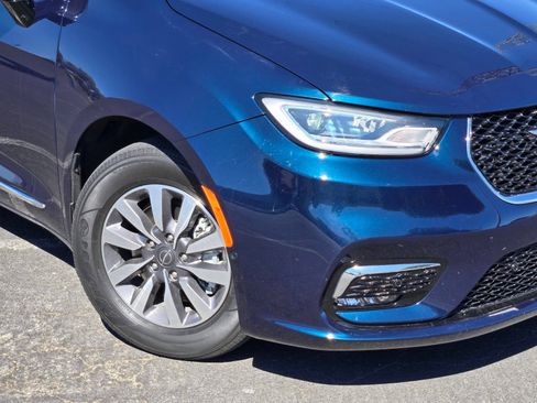 Used 2023 Chrysler Pacifica Limited FWD image 9