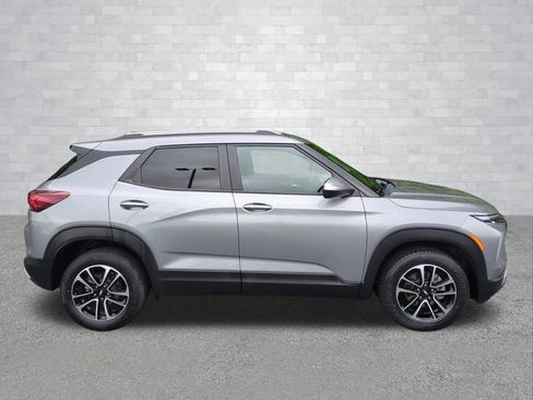 Used 2025 Chevrolet TrailBlazer LT AWD/4WD image 3