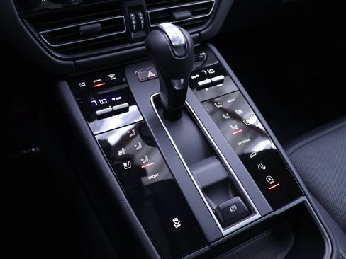 Used 2025 Porsche Macan AWD/4WD image 12