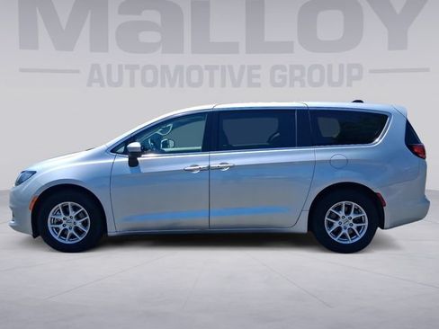Used 2023 Chrysler Voyager LX FWD image 2
