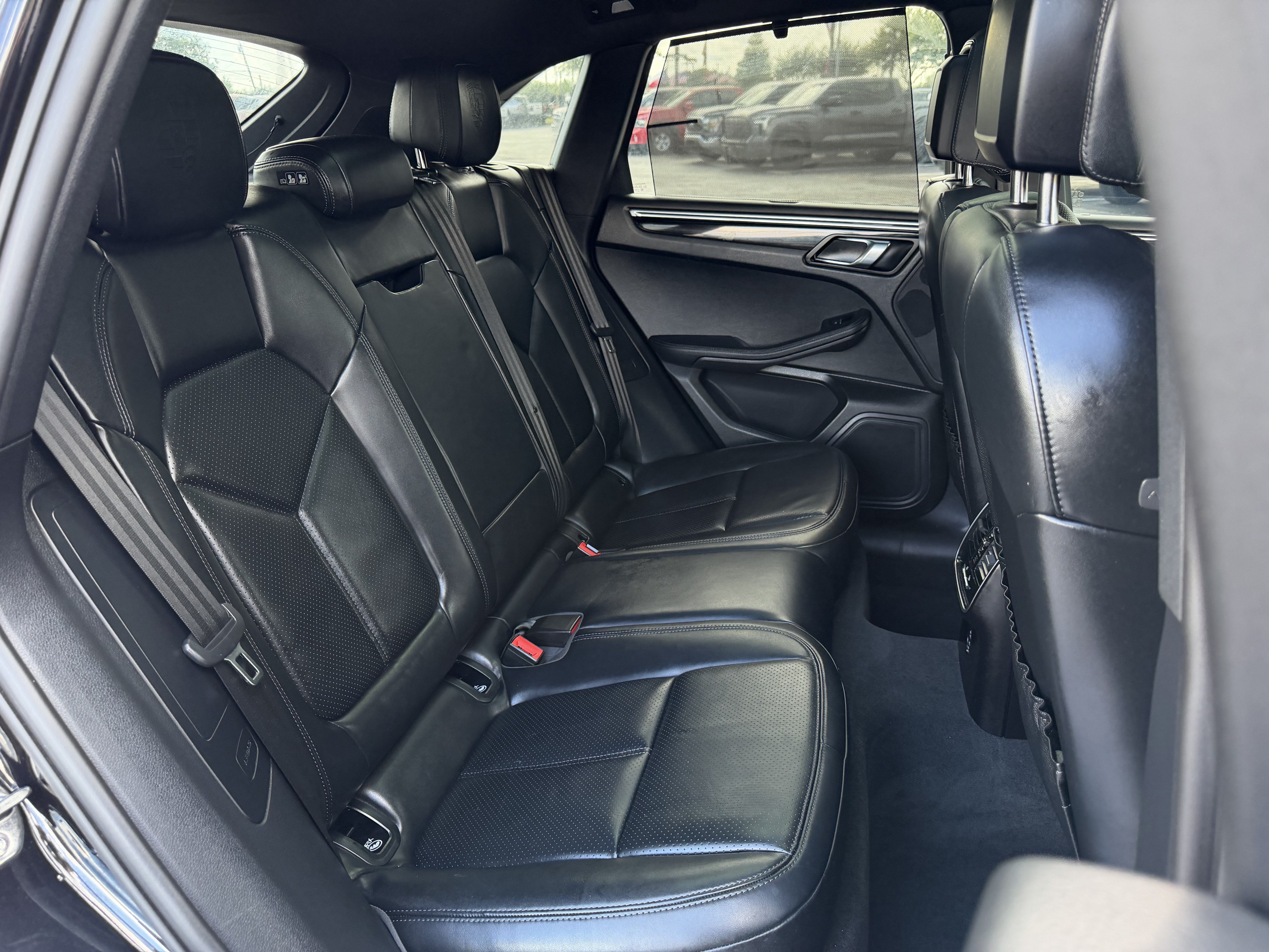 Used 2024 Porsche Macan AWD/4WD image 32