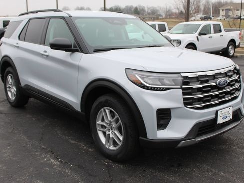 New 2026 Ford Explorer Active AWD/4WD image 9