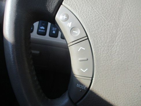 Used 2005 Toyota Highlander 4WD V6 w/ 3rd Row image 34