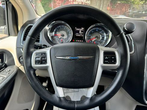 Used 2016 Chrysler Town & Country Touring FWD image 13