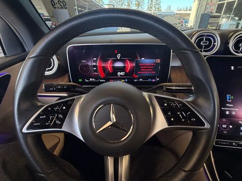 Used 2024 Mercedes-Benz GLC 300 4MATIC image 17