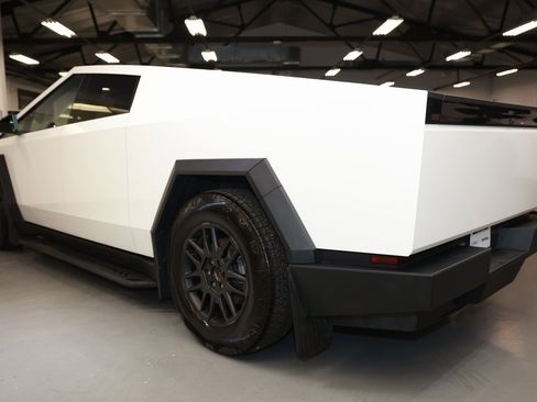 Used 2024 Tesla Cybertruck AWD Crew Cab image 5