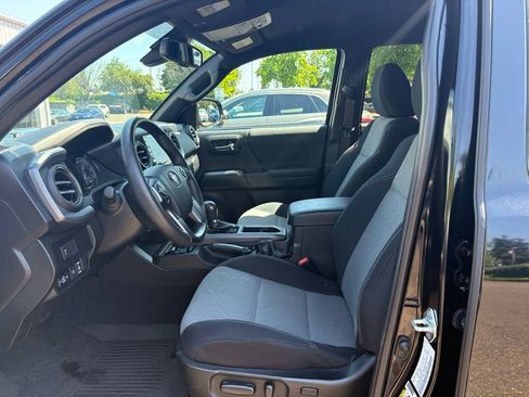 Used 2022 Toyota Tacoma TRD Sport w/ Black Out Package (TMS) AWD/4WD image 11