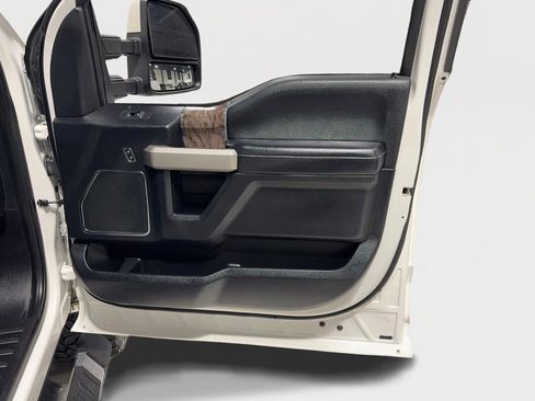 Used 2017 Ford F250 Lariat w/ Lariat Value Package image 28