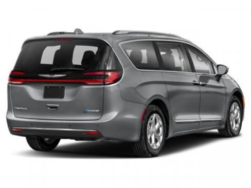 Used 2021 Chrysler Pacifica Limited w/ Uconnect Theater Family Group image 2
